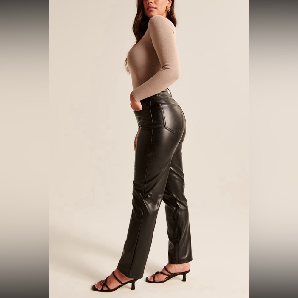 Like new women’s Abercrombie faux leather curve love straight leg pants